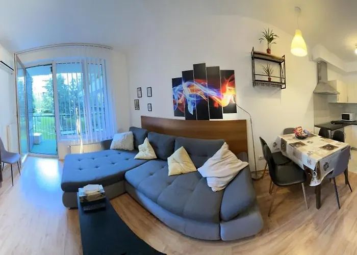 Zoe Apartman *
